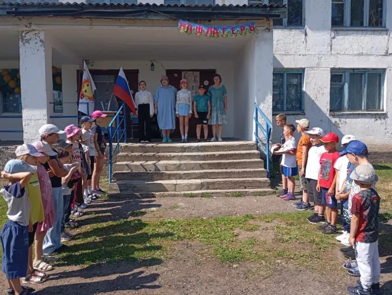 Сегодня важное событие в нашей школе: открытие сезона летней детской площадки..